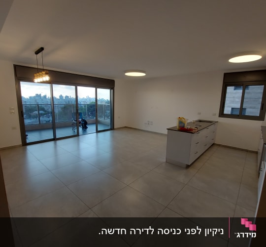 סלון ואי מטבח בדירה ריקה מבריקה לאחר ניקיון יסודי